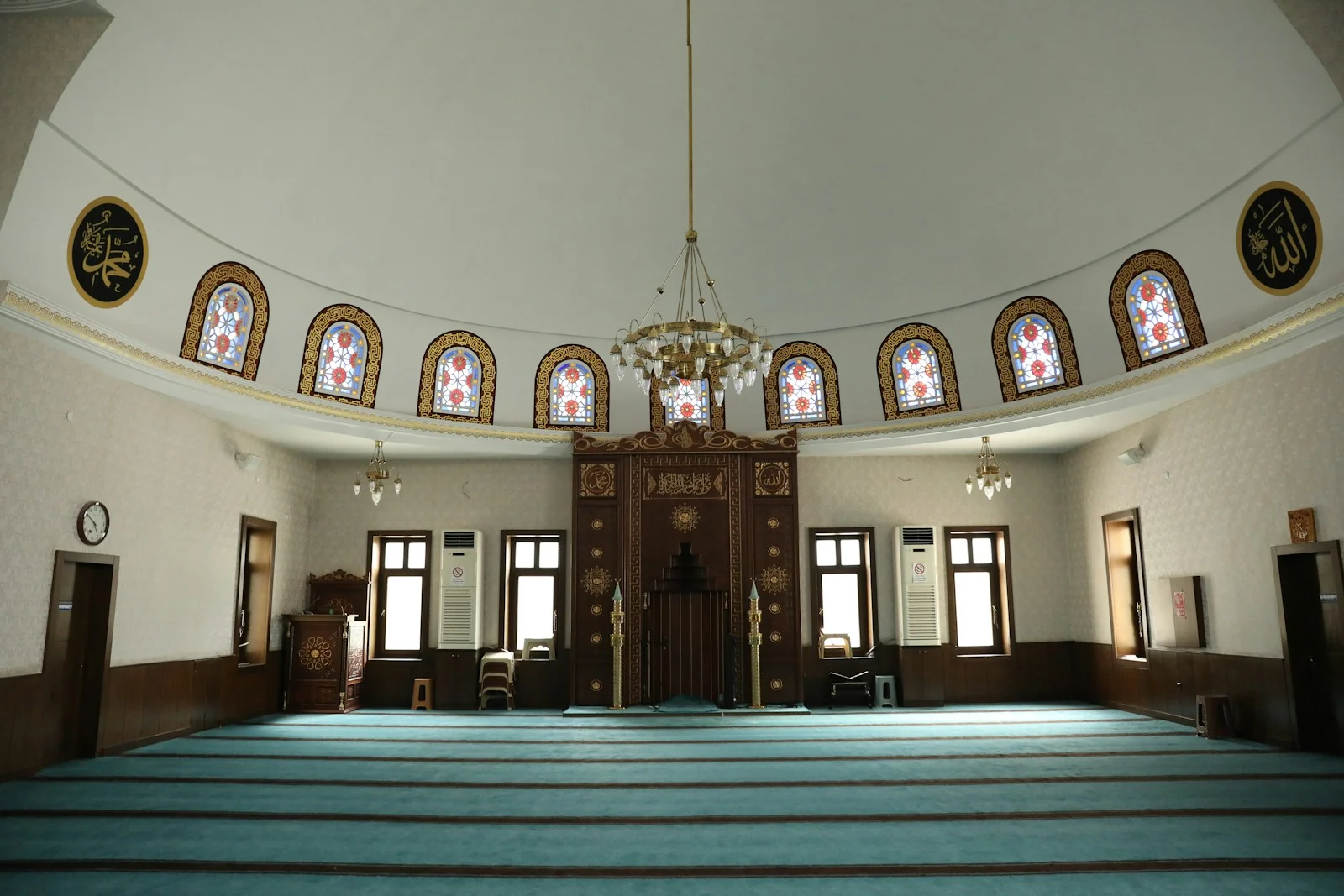 قاعة الصلاة وزخارف مسجد