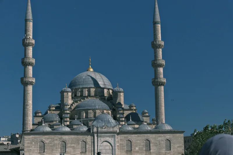 مسجد ومئذنتان تحت السماء
