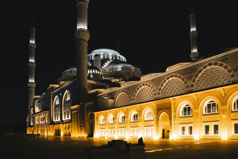 Gece ışıklandırılmış bir cami