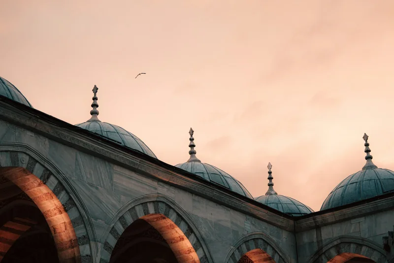 قباب مسجد عند المساء