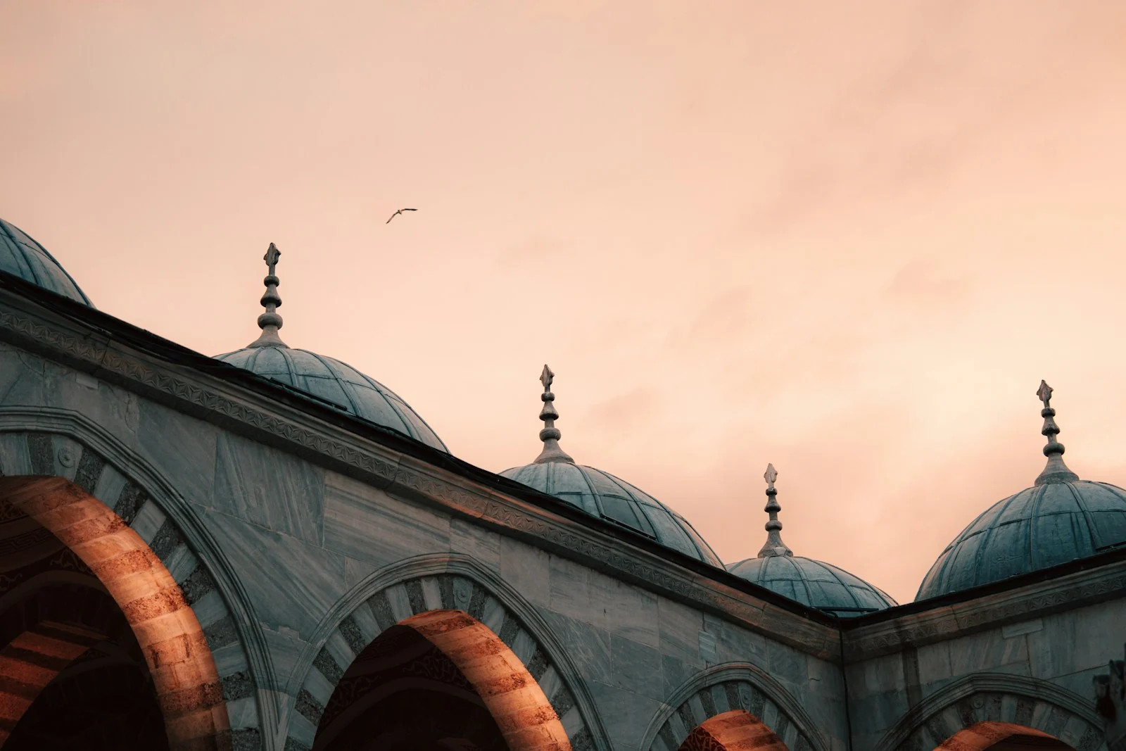 قباب مسجد عند المساء