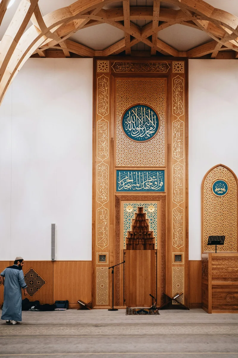 داخل مسجد كامبريدج المركزي في بريطانيا