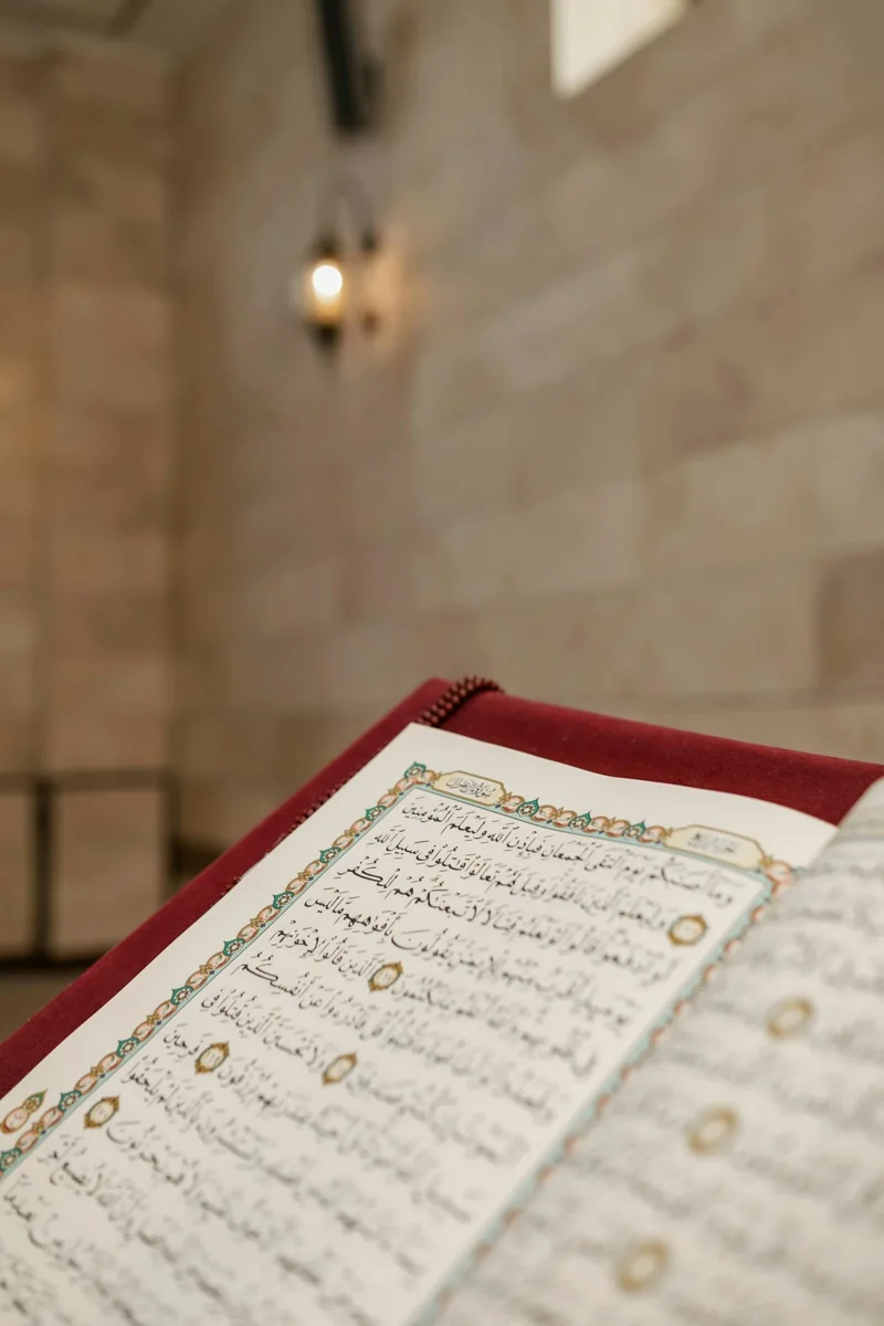 مصحف مفتوح داخل مسجد