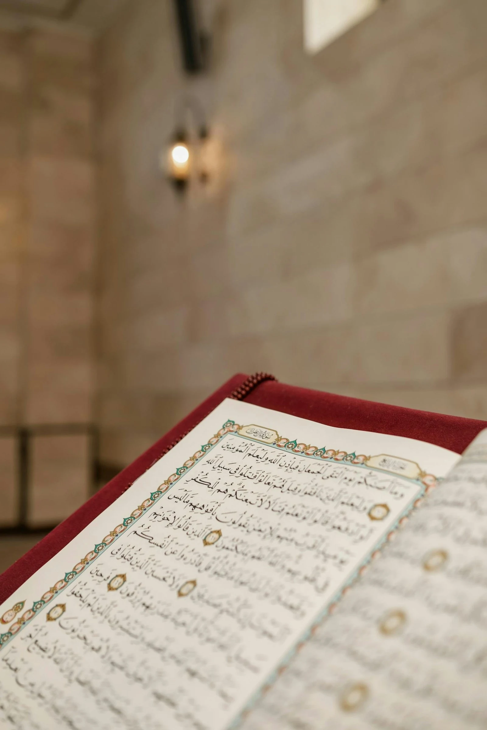 مصحف مفتوح داخل مسجد